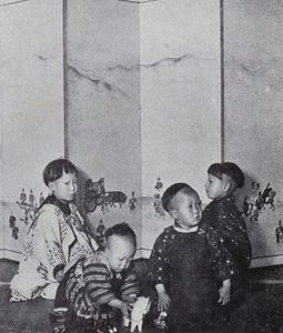 Bambini giapponesi che giocano da American Photographer (after)