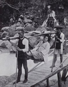 Signora giapponese che attraversa il fiume Daiya vicino a Nikko da American Photographer (after)