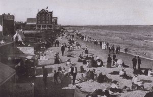 Old Orchard Beach, Maine: sulla spiaggia (foto b/n) da American Photographer (after)