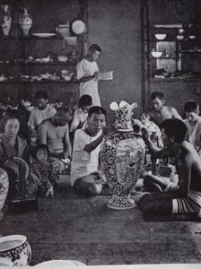 Decoratori di porcellana al lavoro, nelle famose fabbriche Kinkosan ad Awata, Kioto da American Photographer (after)