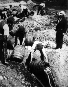 Un agente federale degli Stati Uniti supervisiona la distruzione di barili di birra durante l