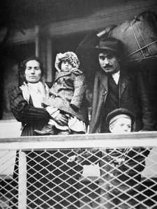 Una famiglia di migranti italiani sul traghetto da Ellis Island a New York City da American Photographer