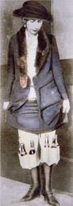 Una donna nasconde bottiglie di birra illegali sotto la gonna in tasche speciali durante il proibizionismo americano (1920-33)