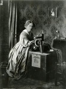 Pubblicità per le macchine da cucire brevettate Singer, 1899 da American Photographer