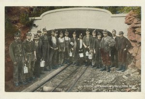 Minatori americani: Un gruppo felice, minatori che tornano dal lavoro da American Photographer