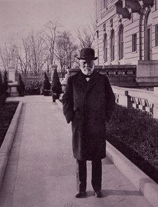 Andrew Carnegie fuori dalla sua villa sulla Fifth Avenue, New York da American Photographer