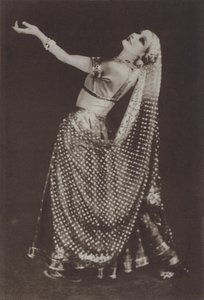 Ann Pavlova come Rhada in "Oriental Impressions" (foto b/n) da American Photographer