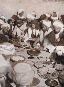 Abitanti di un villaggio arabo che consumano un pasto, Palestina (foto b/n) da American Photographer