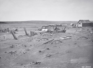 Auto e macchinari agricoli sepolti da polvere e sabbia, Dallas, South Dakota