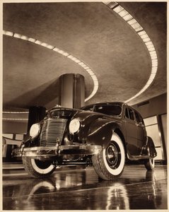 Chrysler Airflow Four Door Sedan, pub. 1937 (foto seppia) da American Photographer