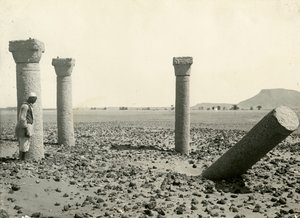 Colonne della Chiesa Copta, viste da ovest, isola di Sai, Egitto, fotografia di Breasted, Oriental Institute, Università di Chicago, ca 1920 da American Photographer