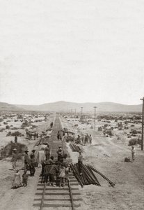 Costruzione nel 1869 delle Ferrovie del Pacifico Centrale - Nevada - Lavoratori che costruiscono le linee ferroviarie della Central Pacific Company per costruire la prima ferrovia transcontinentale nordamericana da American Photographer