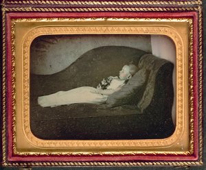 Bambino morto su un divano, c.1855 da American Photographer