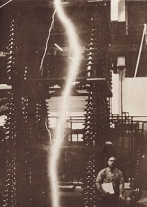 Scarica di un fulmine artificiale da un generatore di cinque milioni di volt (foto b/n) da American Photographer