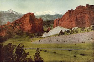 Gateway, Garden of the Gods, Colorado, Pikes Peak in lontananza da American Photographer