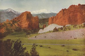 Gateway, Garden of the Gods, Colorado, Pikes Peak in lontananza (foto a colori) da American Photographer