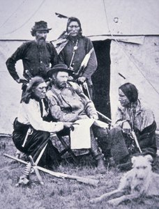 Generale George A. Custer (1839-76) con i suoi scout indiani durante la spedizione di Yellowstone del 1873 da American Photographer