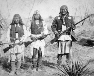Geronimo e tre dei suoi guerrieri Apache