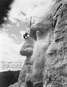 Gutzon Borglum ispeziona il lavoro su Washington al Monte Rushmore, 1932 da American Photographer