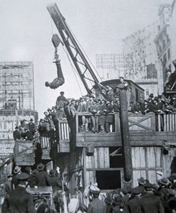Houdini che scappa da una camicia di forza sospeso da una gru a New York da American Photographer