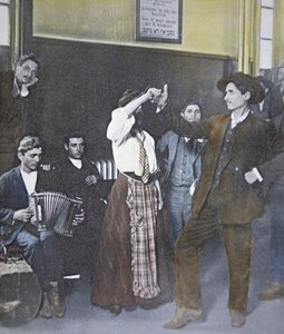 Immigrati in danza popolare a Ellis Island, New York Harbor da American Photographer