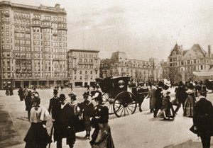 Davanti al Plaza Hotel, New York City, 1896