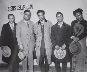 Joe Aiello (1891-1930) con i suoi scagnozzi in custodia della polizia da American Photographer