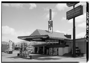 Stazione di servizio della Lindholm Oil Company, Cloquet, Minnesota (foto in bianco e nero) da American Photographer