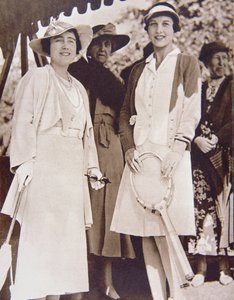 Mrs Helen Wills Moody (a destra) la campionessa di tennis americana, incontra la Duchessa di York al All-England Club di Wimbledon durante il Campionato di Tennis su Prato nel 1935 (foto in b/n) da American Photographer