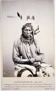 NE-BAH-QUAH-OM, Grande Cane, Capo Chippewa, si offrì di combattere i Sioux in Minnesota da American Photographer