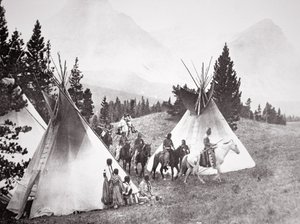 Campo di teepee dei nativi americani, Montana, c.1900