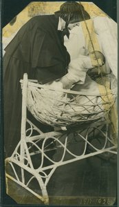 Ospedale dei Trovatelli di New York - Suor Anna Michella con bambino e culla da American Photographer