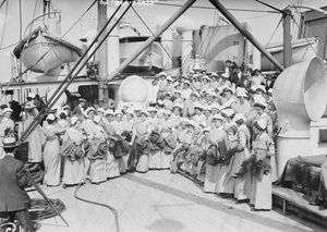 Sulla Croce Rossa, 1914 da American Photographer