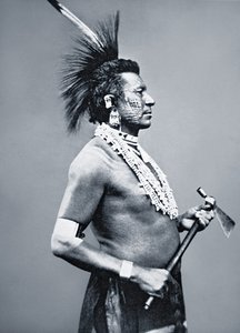 Guerriero della tribù Osage con pipa tomahawk, c.1875 da American Photographer