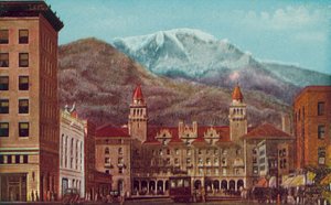 Pikes Peak Avenue, Colorado Springs, Colorado, Pikes Peak in lontananza (foto a colori) da American Photographer