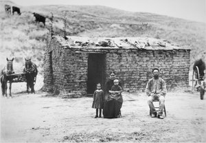 Famiglia pioniera con la loro casa di zolle, Nebraska