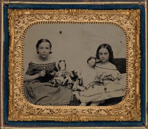 Ritratto di due ragazze con bambole, c. 1860 (foto) da American Photographer