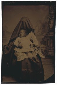 Ritratto di donna e bambino nascosto, c. 1875 (foto) da American Photographer