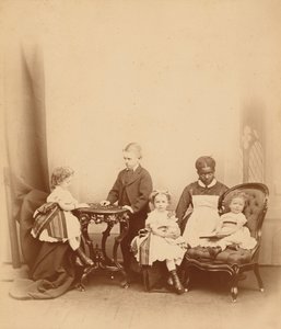 Ritratto di donna e quattro bambini, anni 