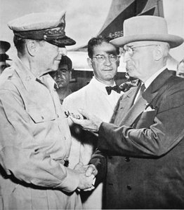 Il presidente Harry S. Truman (1884-1972) incontra il generale Douglas MacArthur (1880-1964) comandante in capo dell