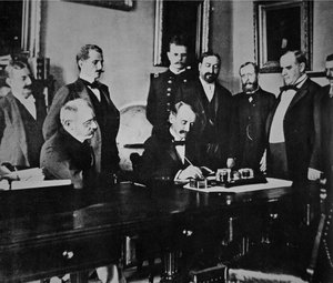 Il presidente William McKinley assiste alla firma del protocollo di pace che pose fine alla guerra con la Spagna
