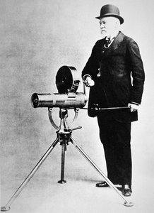 Richard J. Gatling, mostrato con il modello Bulldog del 1893 da American Photographer