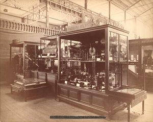 Esposizione di Rudolph Koenig, Apparato Filosofico, Main Exhibition, Centennial International Exhibition, Philadelphia, 1876 da American Photographer