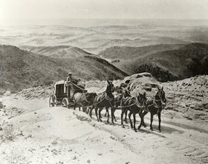 Diligenza che attraversa il Passo di San Marcos, California da American Photographer