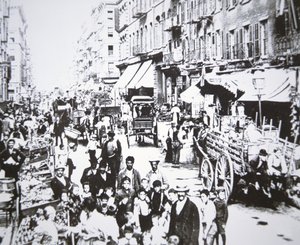 Mercato di strada in Mulberry Street, Lower East Side, New York City da American Photographer
