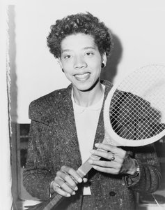Stella del tennis Althea Gibson, Stati Uniti, 1956 da American Photographer