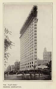 Il "Flat-Iron" in fase di completamento (foto b/n) da American Photographer