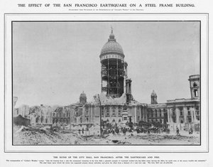Le rovine del Municipio dopo il terremoto e l