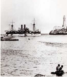 La USS Maine entra nel porto dell