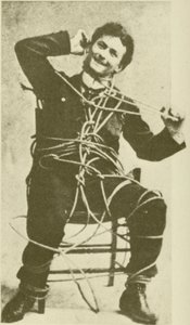 Il giovane Harry Houdini durante una fuga con la corda nel 1898 (foto b/n) da American Photographer